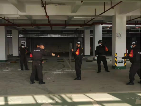 安保人员定期开展防暴消防培训 校园安全防线要筑牢