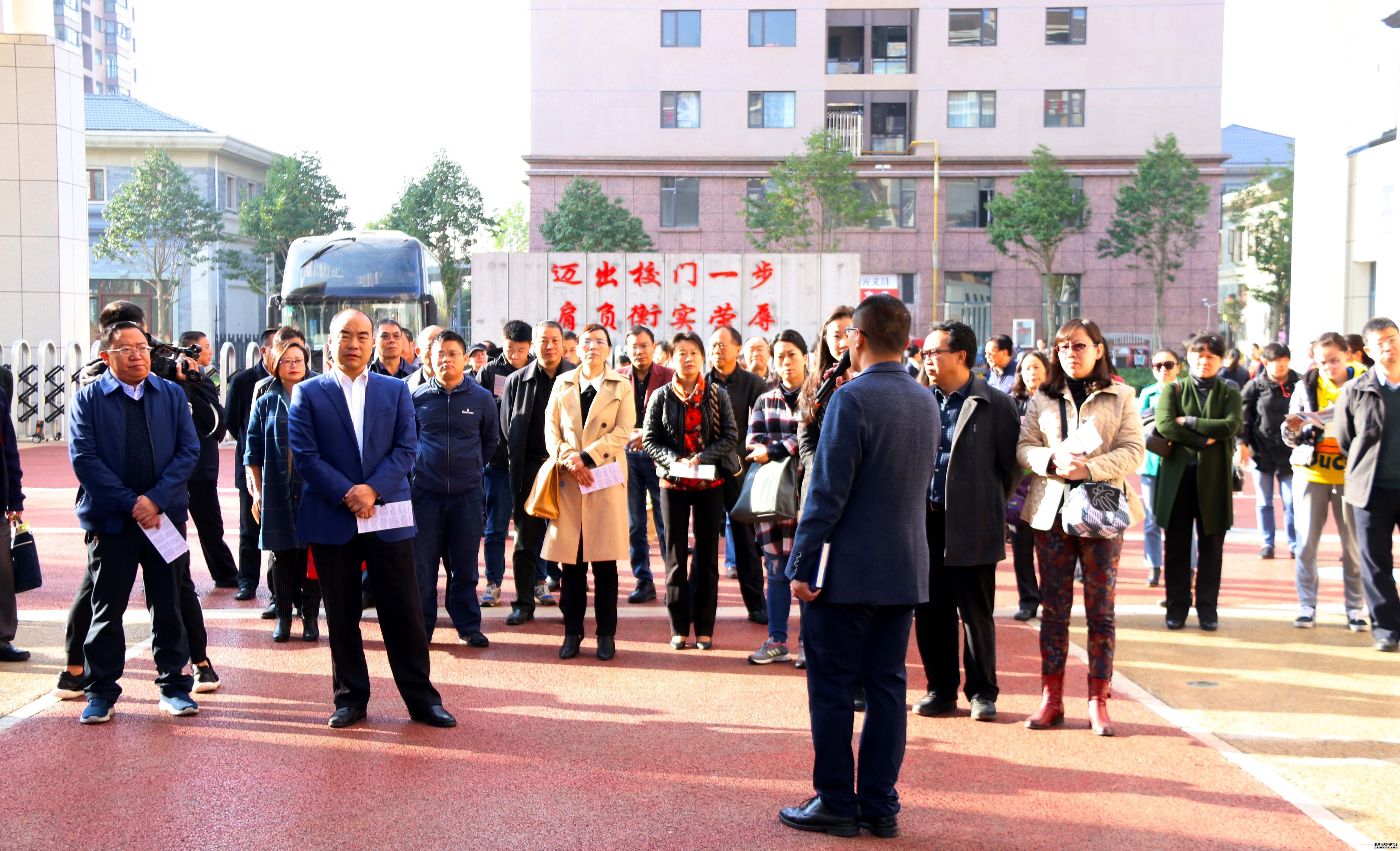 昆明市教育局局长刘绍安率队到云南衡水实验中学参观