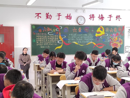 家长进校助监考，家校共育谱新篇  ​