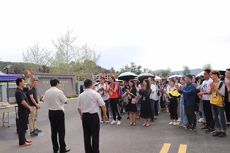 长水教育集团组织新教师参观云南玉溪衡水实验中学