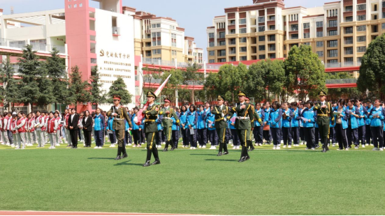 助力中高考展望未来|长实呈贡举行为中高考学子加油助威​主题升旗仪式