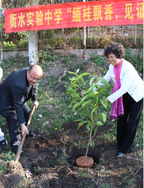 我校团委组织“缅桂飘香，见证成长”3.12植树节活动