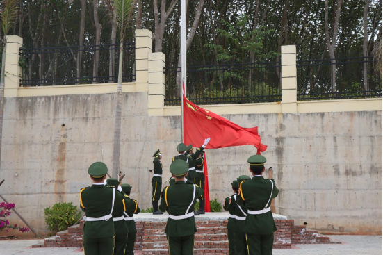 “学习雷锋精神，为社会做一份贡献”主题升旗仪式