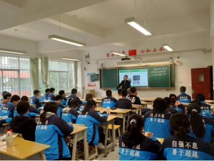 新技术新材料，拓展学生的新视野——长实呈贡高二年级选修课