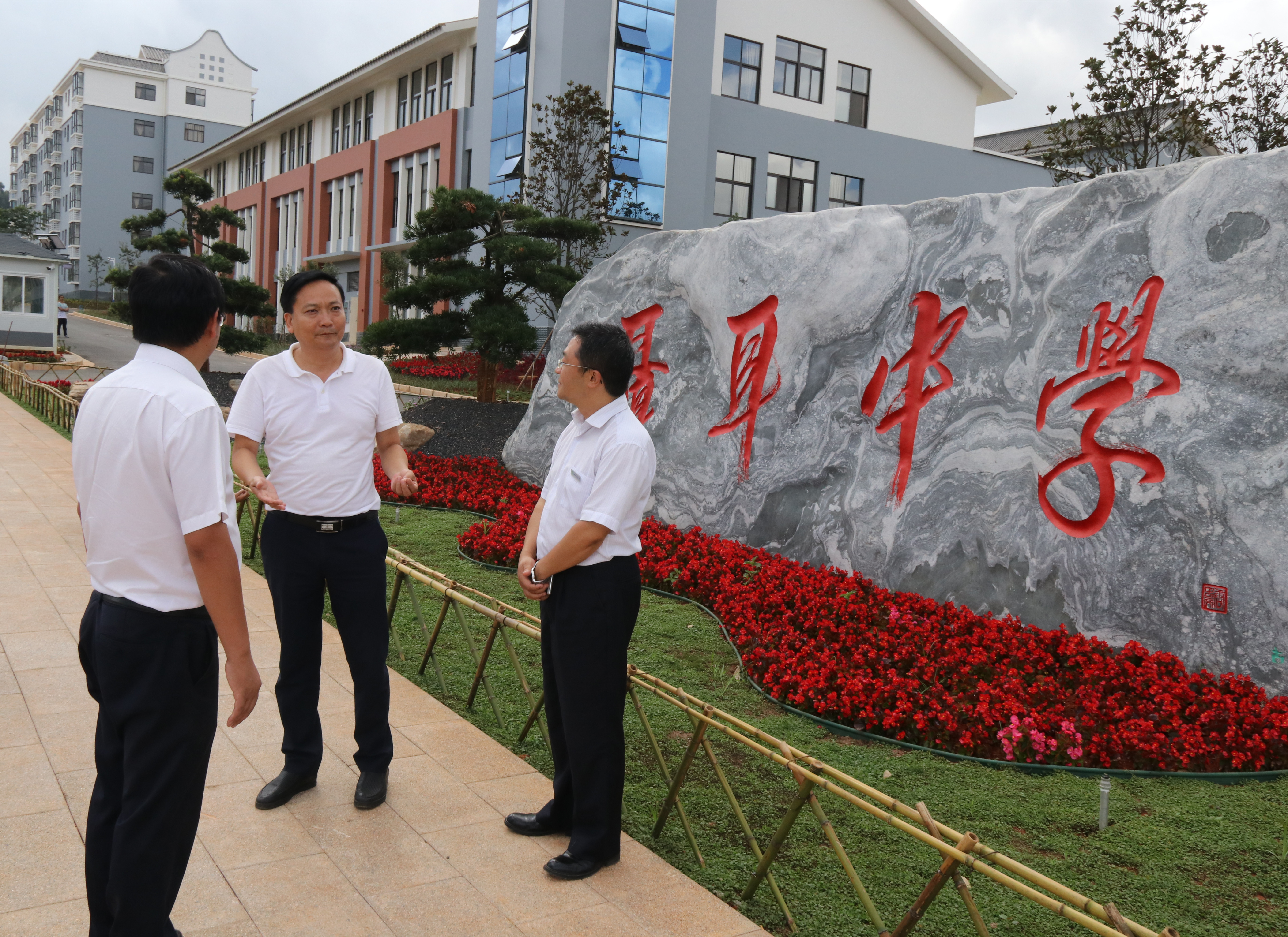 红塔区副区长杜清祥一行莅临云南玉溪衡水实验中学调研指导工作