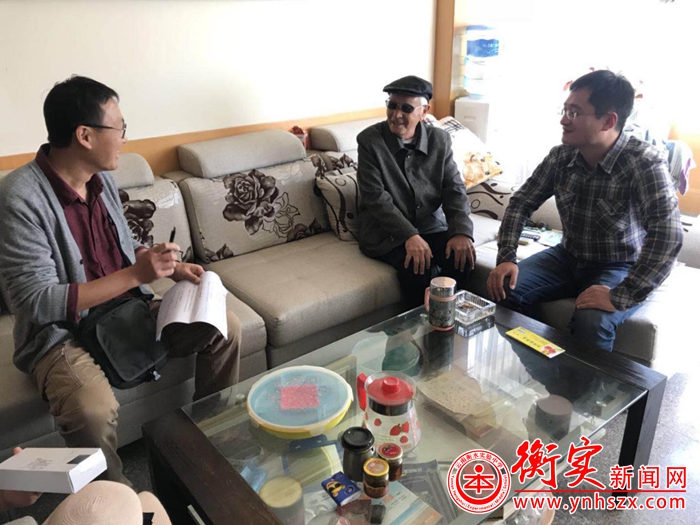 姜健到老教师家里征询建议