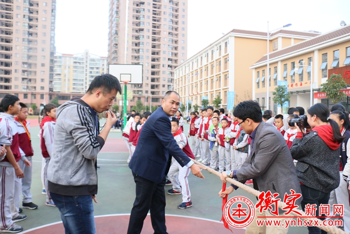 团结就是力量——云南衡水实验中学西山校区拔河比赛进行中
