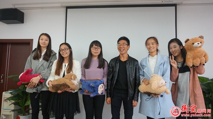 学校高一年级举行年级例会暨说课比赛表彰会