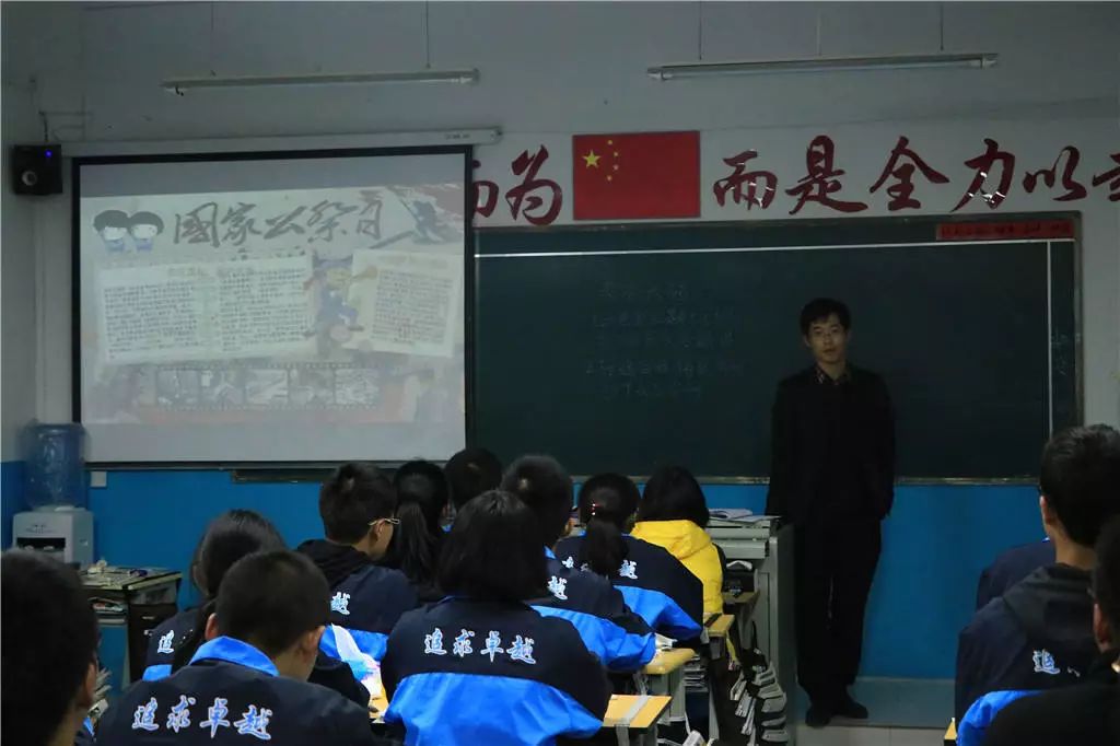 云南衡水实验中学滇池校区开展公祭日主题班会