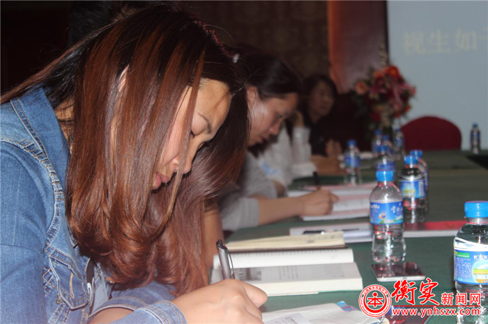 待师犹父母品学兼优赶圣贤 视生如子女德高望重育栋梁  ——记滇