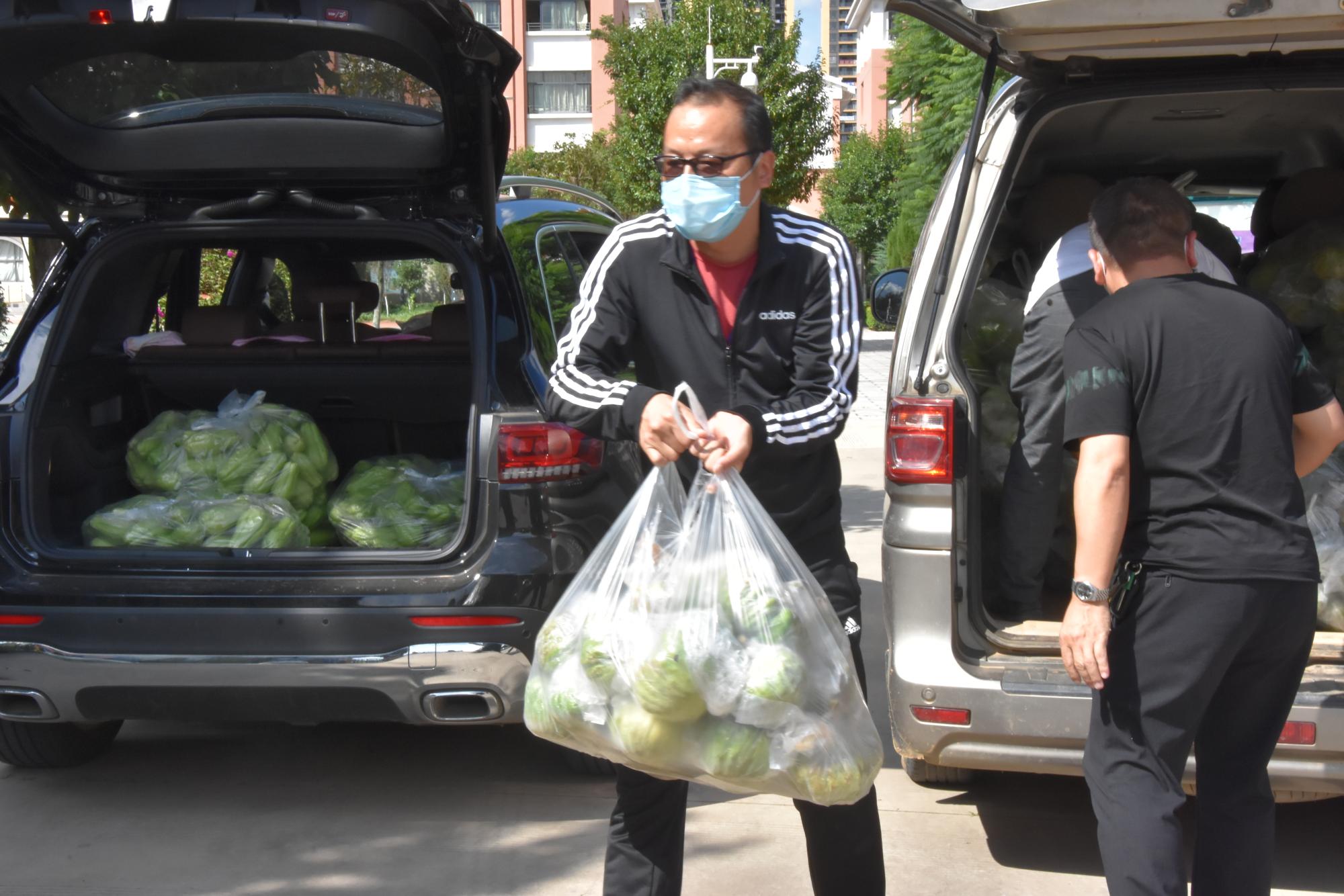 爱心捐赠情暖师生——感谢宜良云椒蔬菜产销专业合作社向我校捐赠爱心蔬菜！