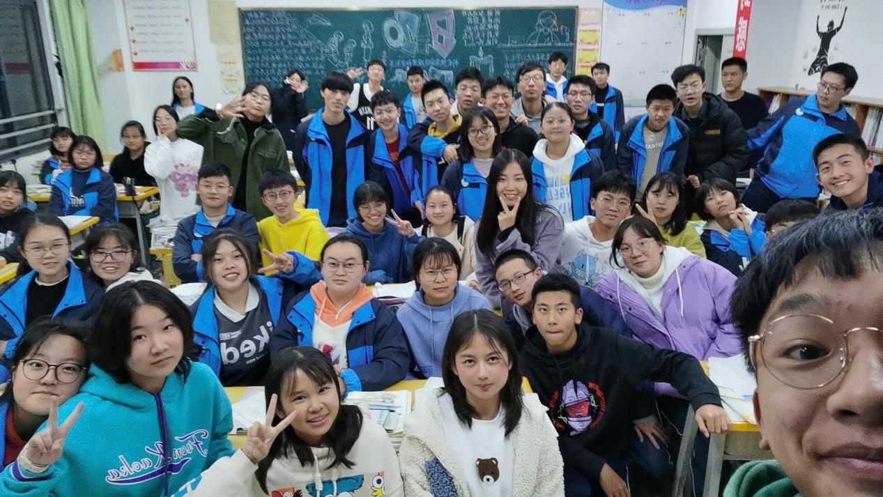 看!别人家的老师  —吕老师与同学们的“发卡情结”