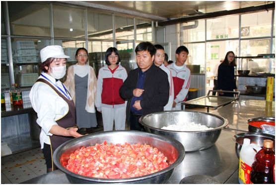 为师生健康撑起“保护伞”—— 师生组队检查学生食堂食品安全卫