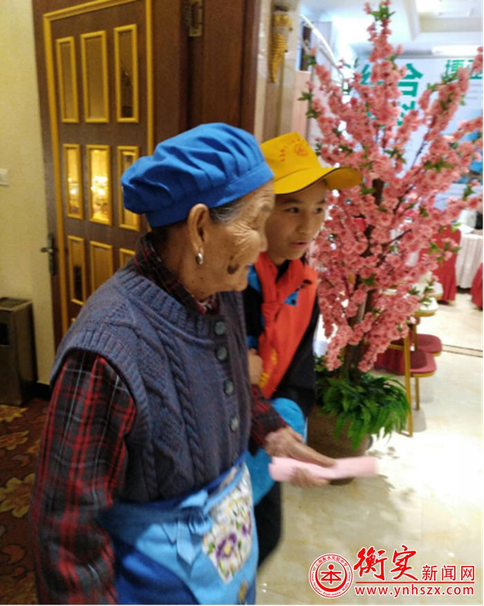 学生志愿服务队和老教师聊天