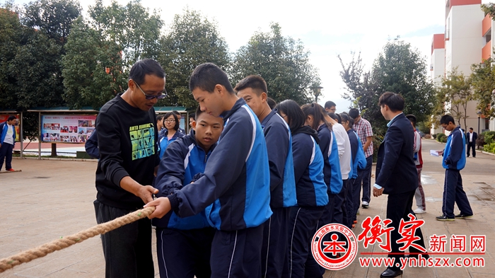 学校高一年级进行拔河比赛决赛