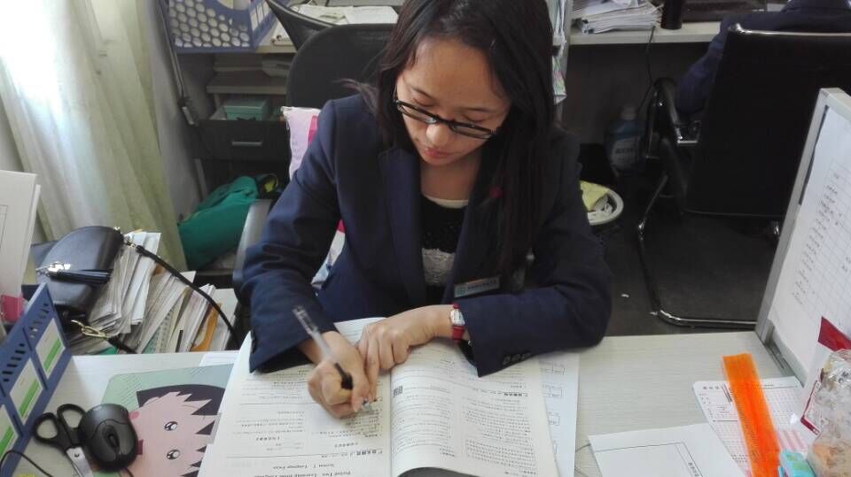 加强常规管理，培养健康班集体