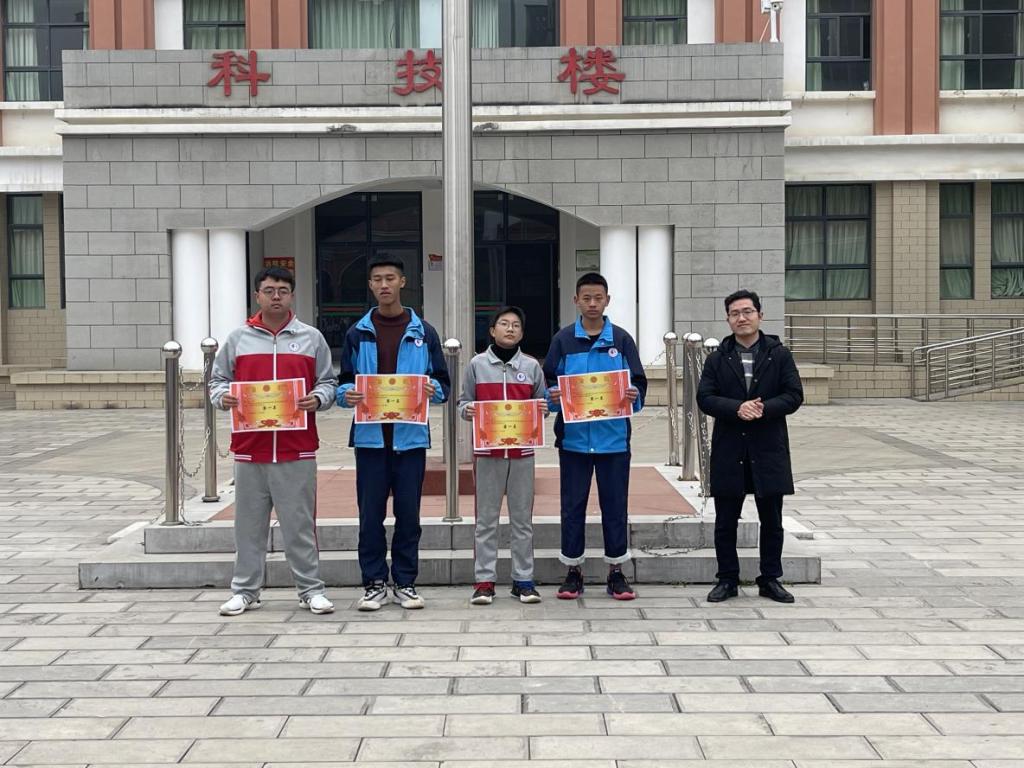 青春逢盛世，奋斗正当时——宜良长水实验中学举行升旗及颁奖仪式 