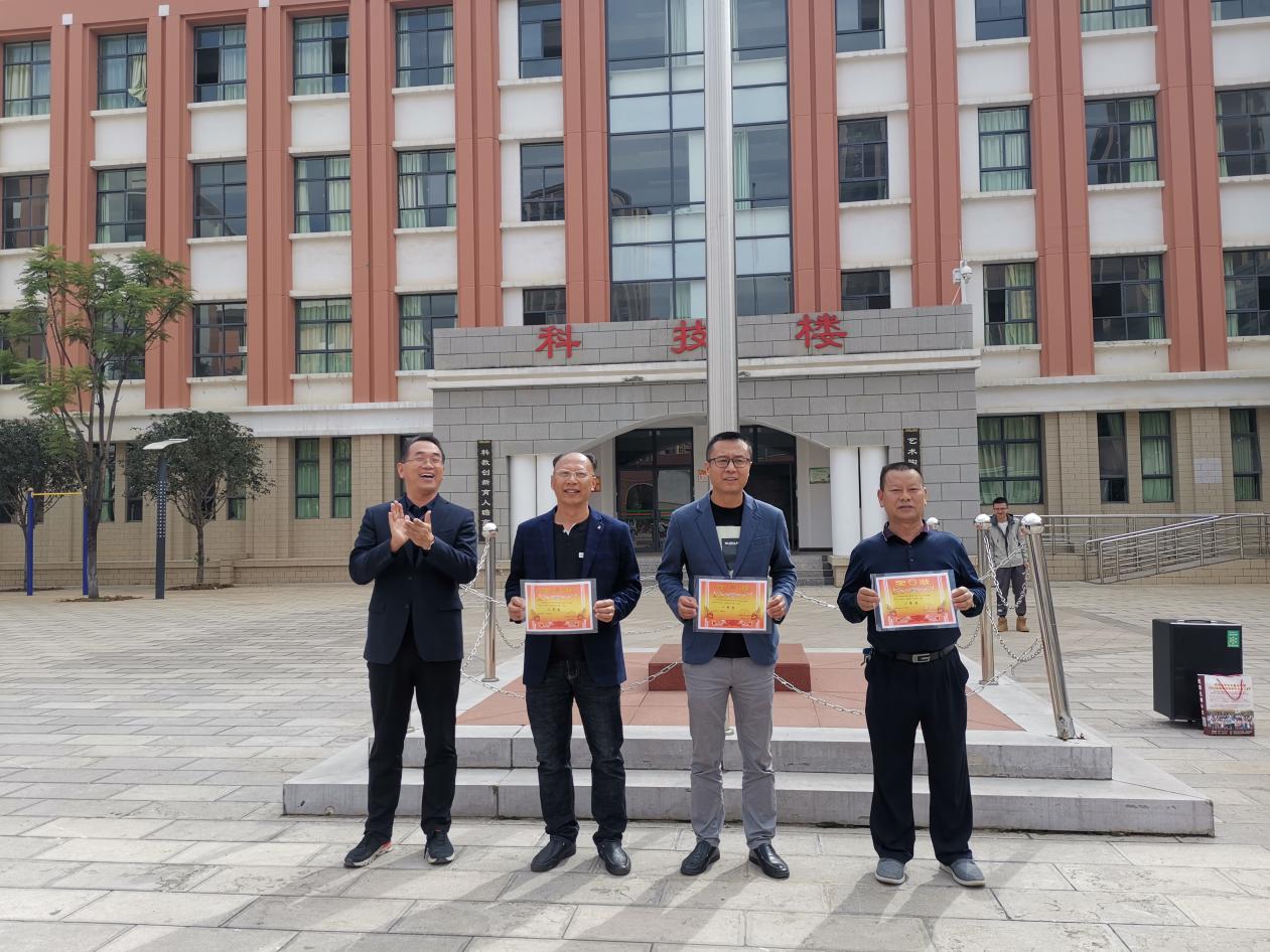 我校举行第一次升旗仪式暨国庆主题板报评比颁奖仪式