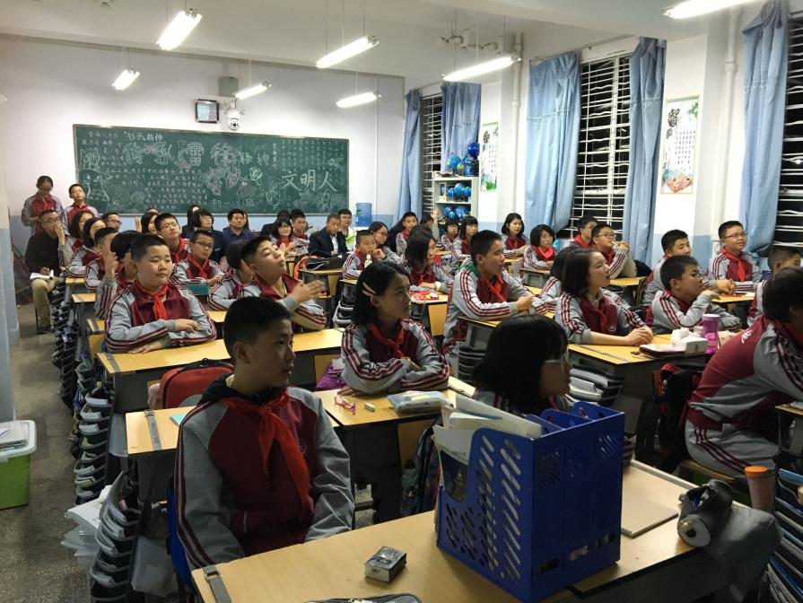 增强学生安全意识，创建安全和谐校园  ——记滇池校区初一9班“
