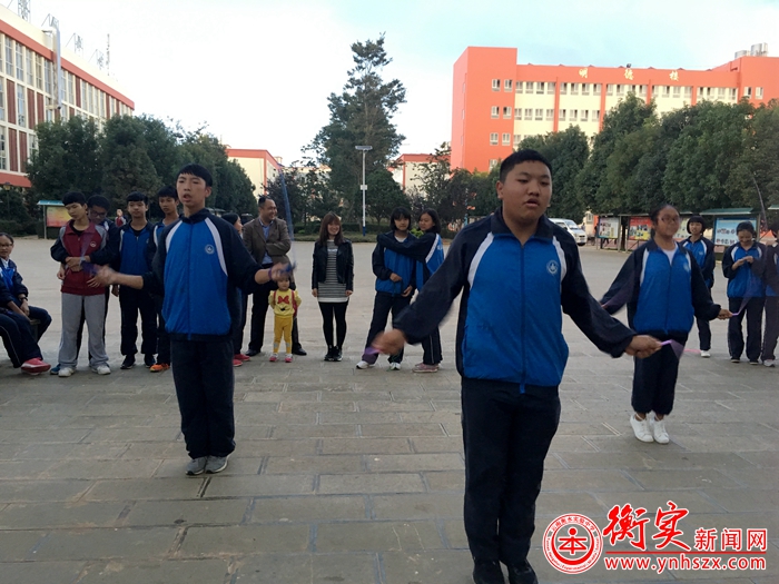 学校初二年级开展“跳绳大王”挑战赛