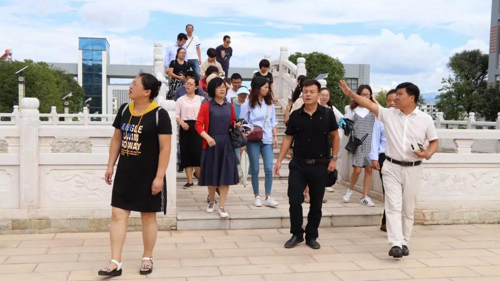 玉溪市红塔区李棋中学行政班子及初三班主任等一行到云南玉溪衡水实验中学参观交流