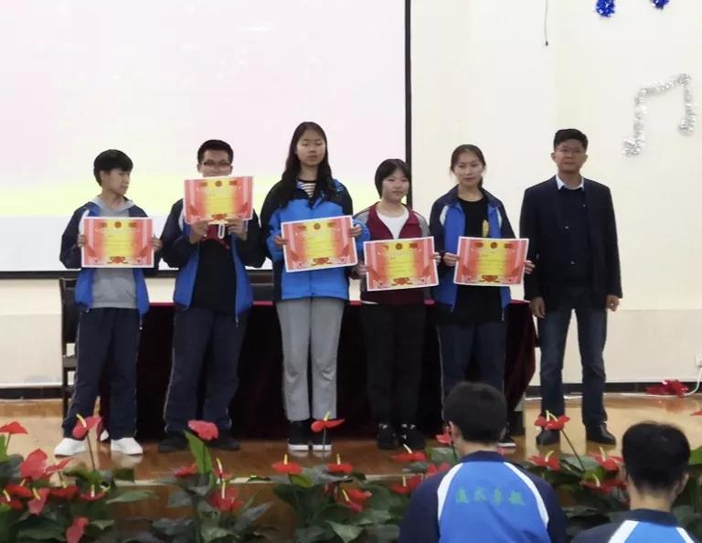 云南衡水实验中学呈贡校区高二年级举行期中考试表彰大会