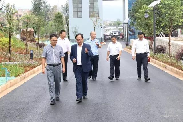 红塔区公安局副局长周莉波一行莅临云南玉溪衡水实验中学检查指导校园安全工作
