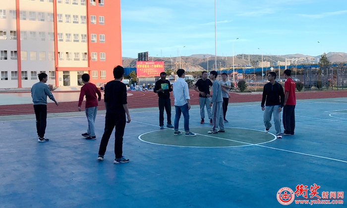 师生角逐，绝不服输——记云南衡水实验中学初二年级师生友谊篮球