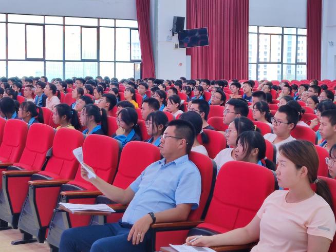 名师引领 助战中考——初三年级开展数学中考冲刺专题讲座