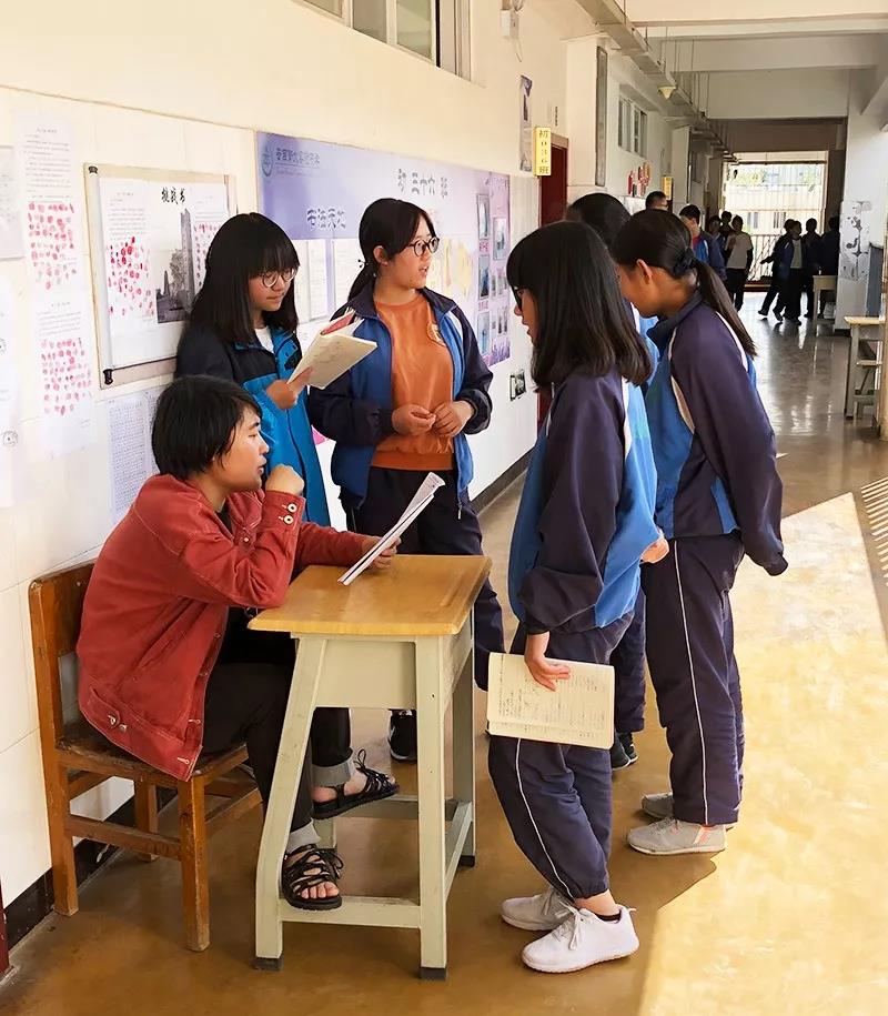 “一张课桌，一把椅子”这是楼道里的课后辅导