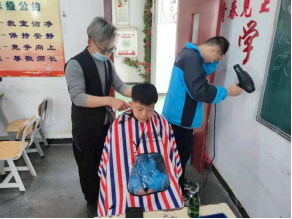 ‍衡实呈贡|我校开展仪容仪表检查，学子展现青春健康面貌