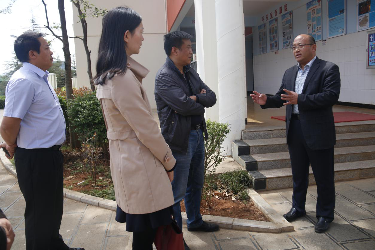 西山区教育局局长张永平一行到我校参观考察