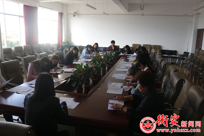 学校初一年级召开全体教师会议