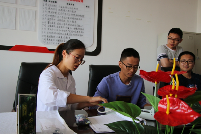 爱心义诊进校园 关爱教师健康