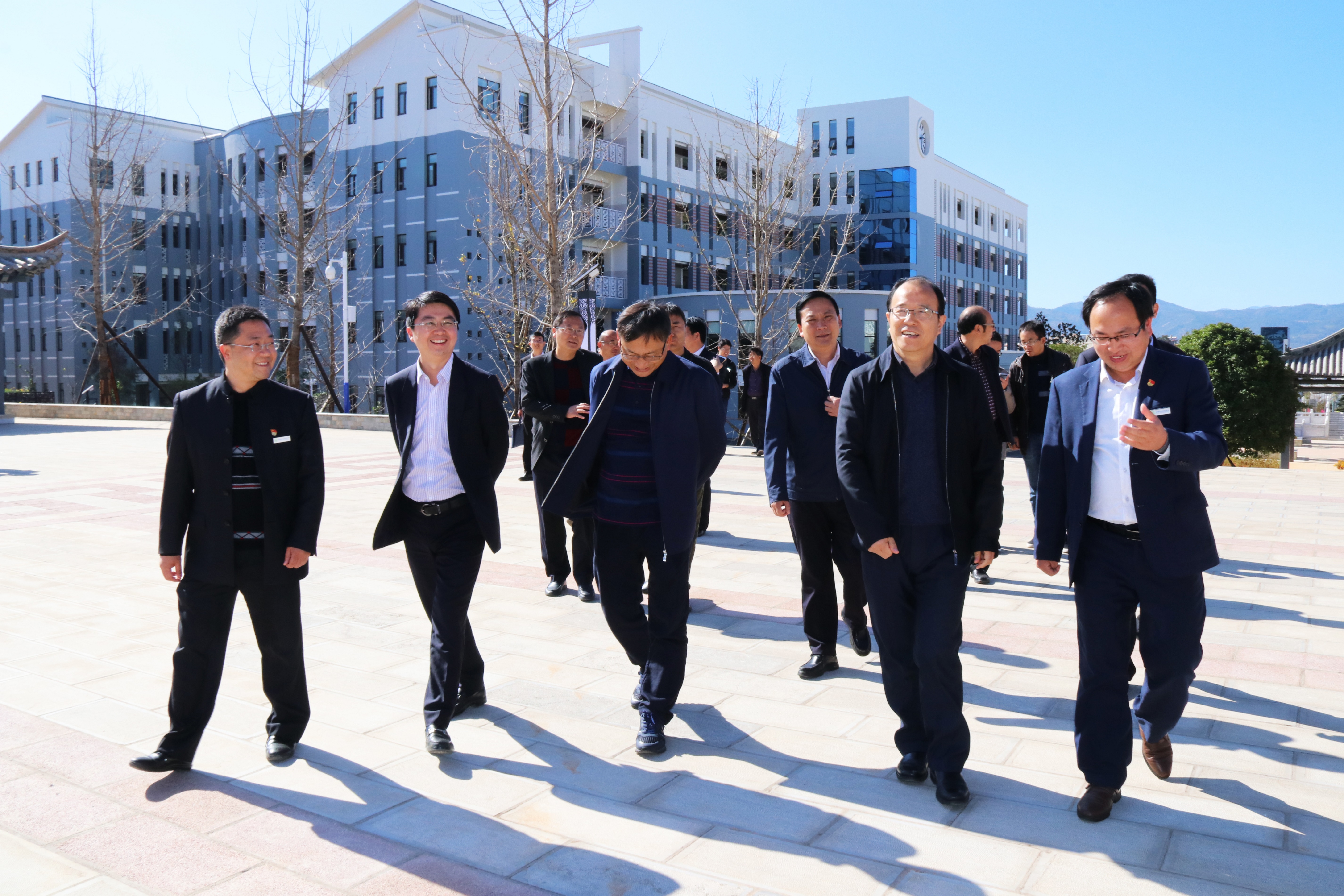 玉溪市委副书记、市长张德华一行莅临云南玉溪衡水实验中学调研指导工作