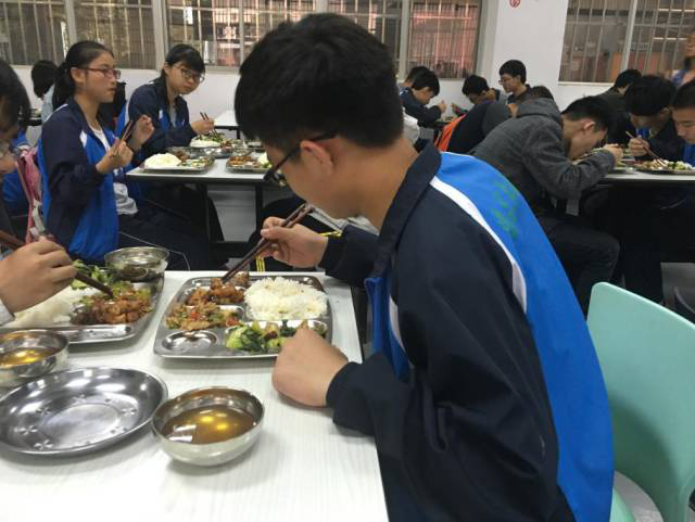 衡实补习学校熬制“爱心姜汤”温暖学子心
