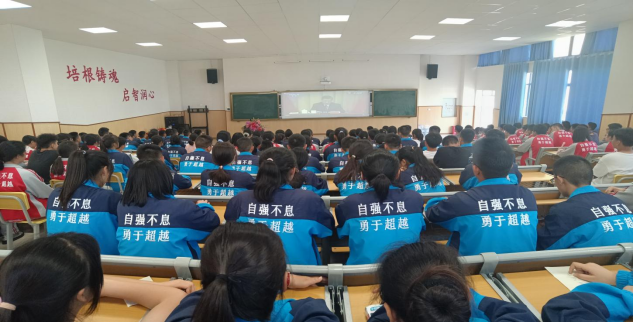 强国有我丨云南长水实验中学文山校区组织观看建团100周年大会