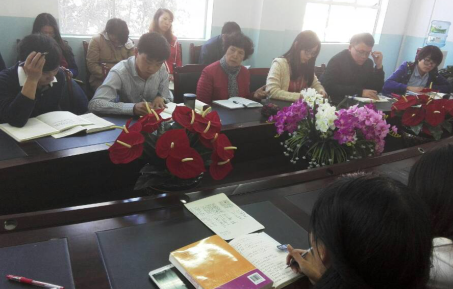 学校召开班主任工作会议