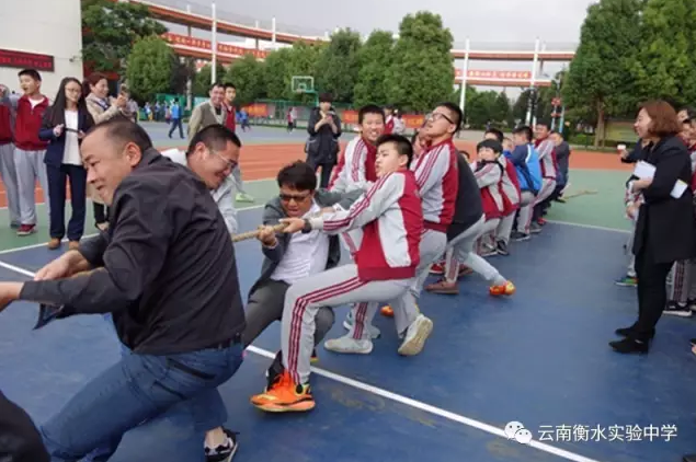 云南衡水实验中学校园开放日里来一场特殊的亲子拔河赛，这样的活