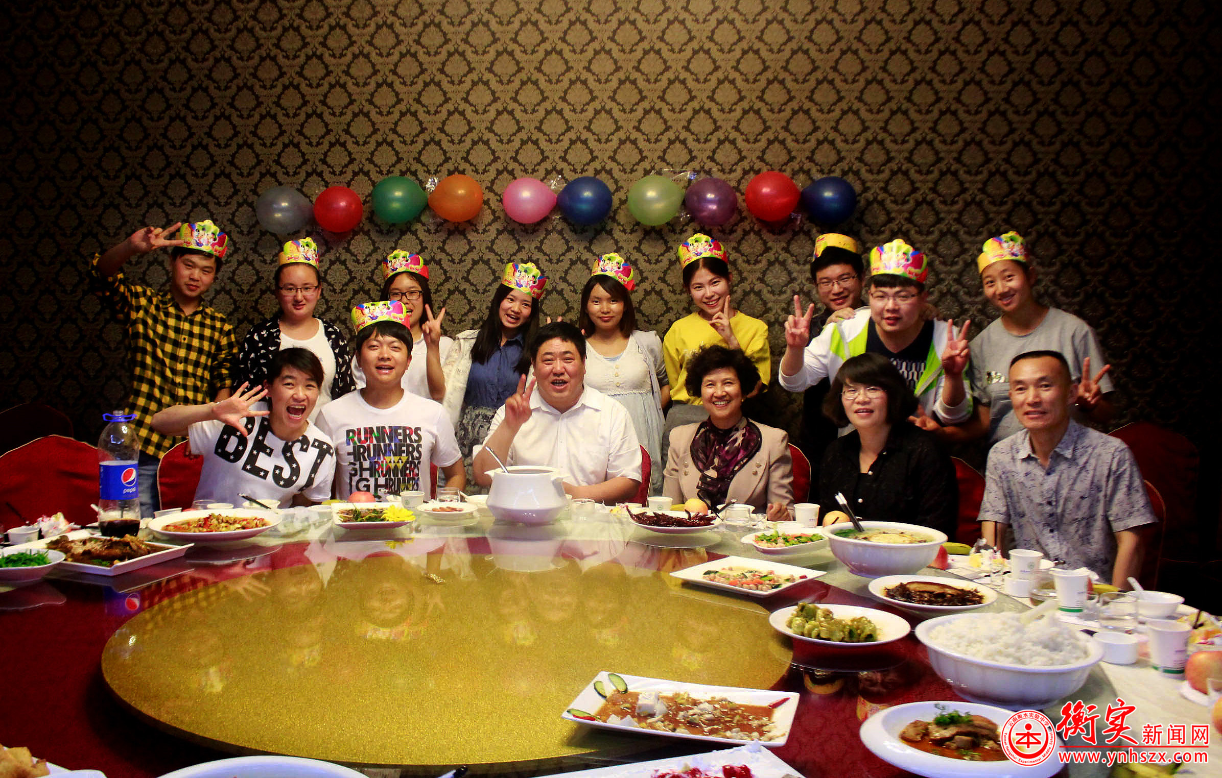 云南衡水实验中学为教师举办集体生日晚会