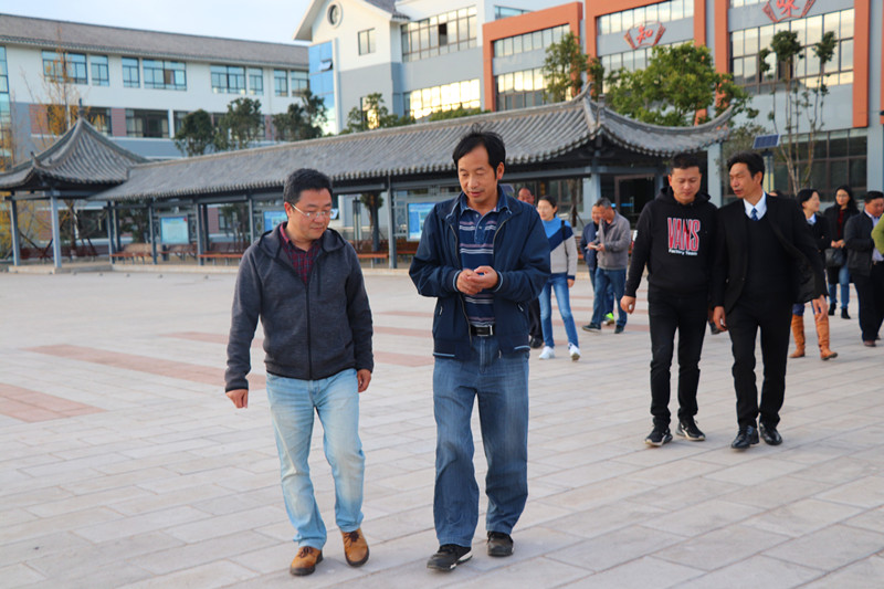 红塔区高仓街道党工委书记童进彪一行莅临云南玉溪衡水实验中学参观指导工作