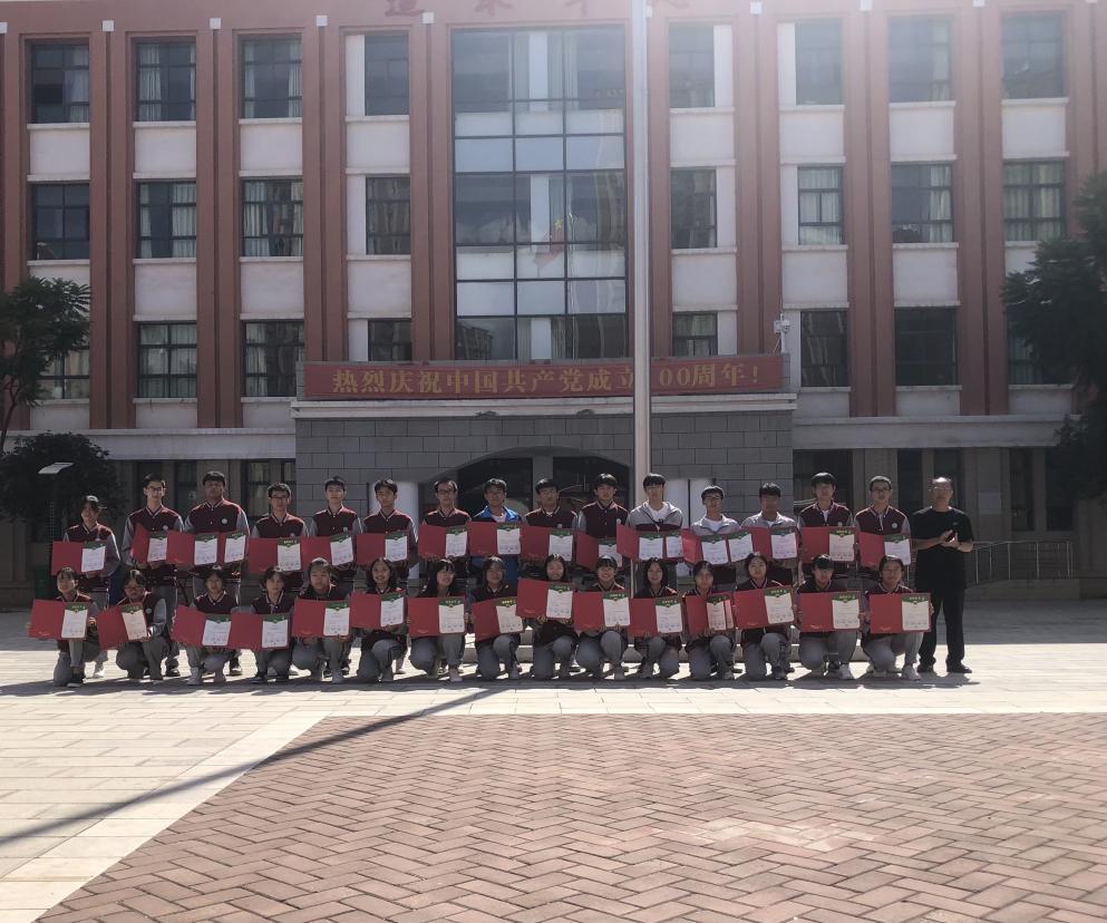 学生为主体|我校举行升旗暨颁奖仪式