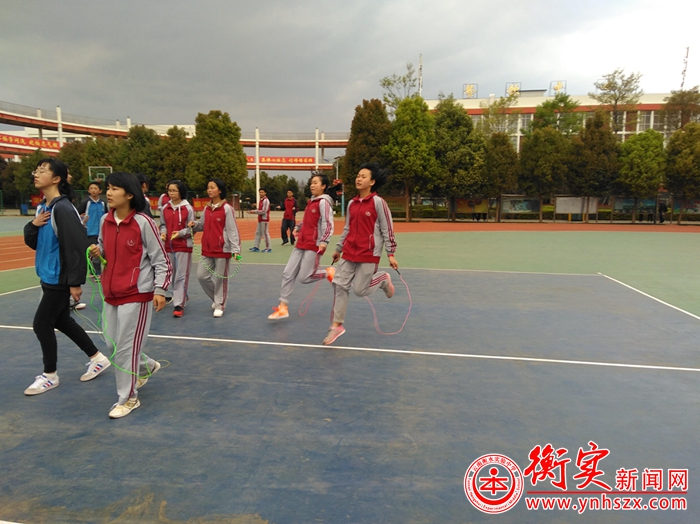 精彩跳绳接力赛 让青春活力更飞扬