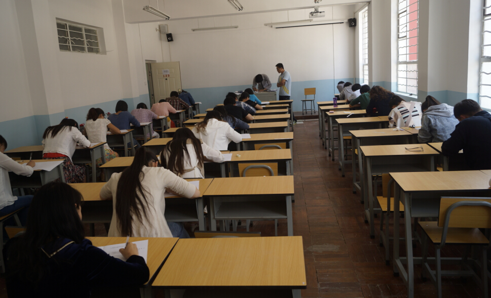 我校进行教师教材过关考试以及教师教育教学理论测试