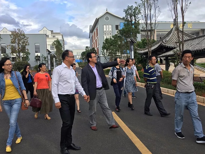 红塔区教科所所长岑新尚携全体党员及职工莅临云南玉溪衡水实验中学参观交流