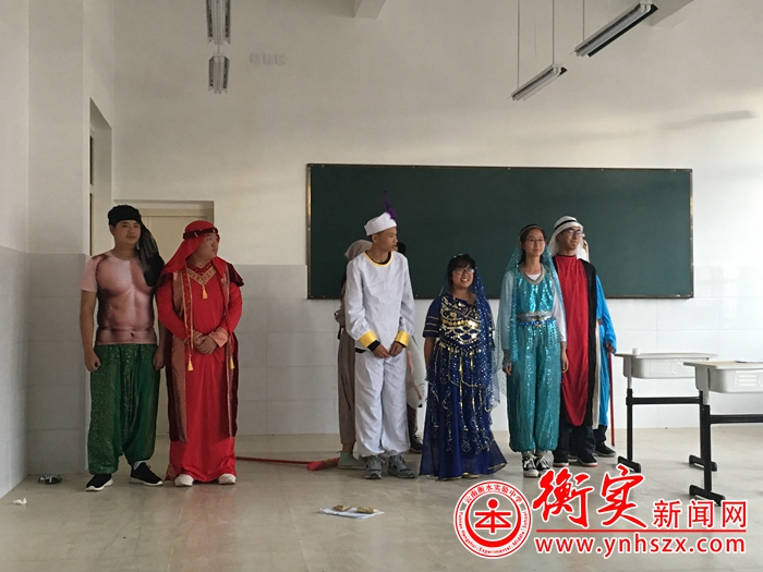 学校举行英语话剧比赛
