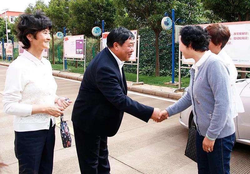 关怀！昆明市呈贡区人大常委会副主任杨莲芝一行看望、慰问衡实学